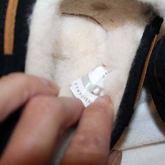 NIB UGG WOMEN'S DAKOTA TIE SUEDE SHEARLING LINED MOCCASSIN SLIPPERS BLACK - Picture 7 of 7